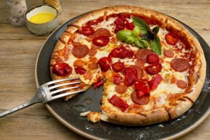 Ile kalorii ma pizza? Jaka pizza jest najmniej kaloryczna?